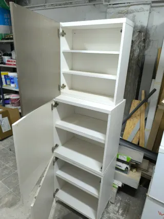 Mueble modular blanco y plateado Ikea