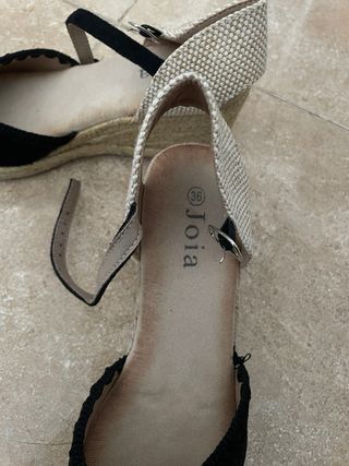 Alpargatas cuña beige y negro
