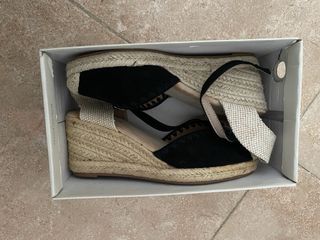 Alpargatas cuña beige y negro