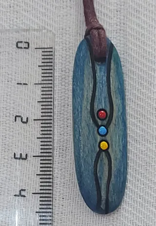 Colgante de madera azul y multicolor