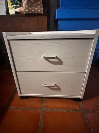 Mesita de noche blanca y madera