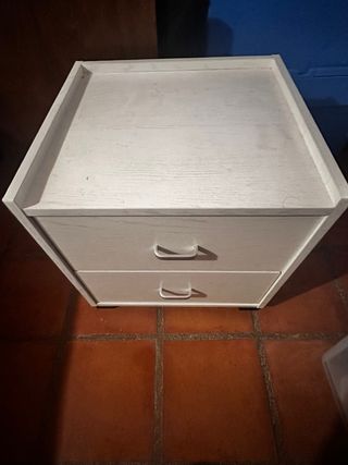 Mesita de noche blanca y madera