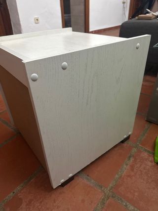 Mesita de noche blanca y madera