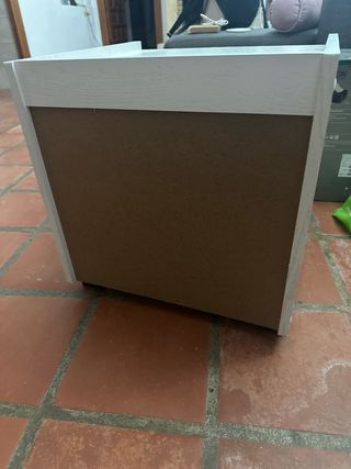 Mesita de noche blanca y madera