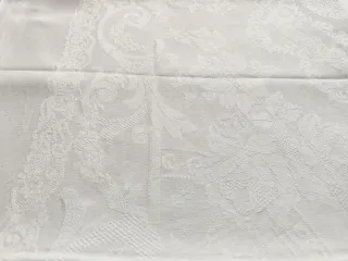 Colcha de algodón blanca. 236 x 156