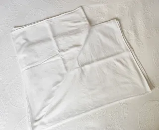 Colcha de algodón blanca. 236 x 156