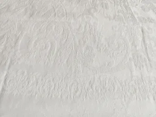 Colcha de algodón blanca. 236 x 156