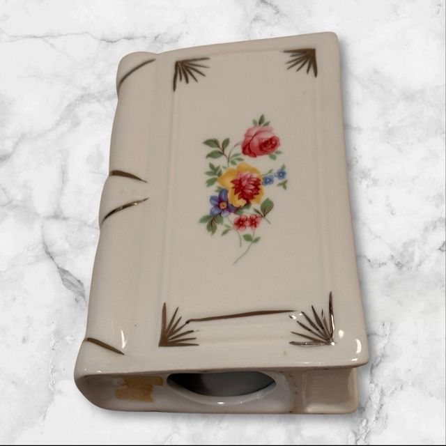 Scatola vintage libro con fiori dorati