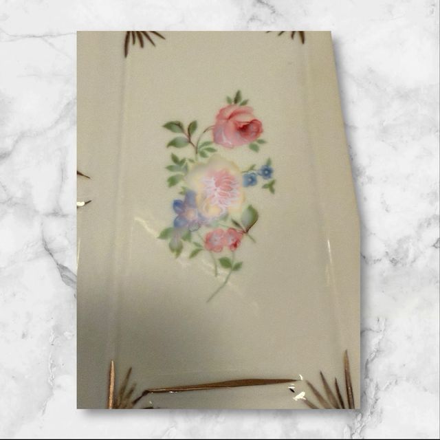 Scatola vintage libro con fiori dorati