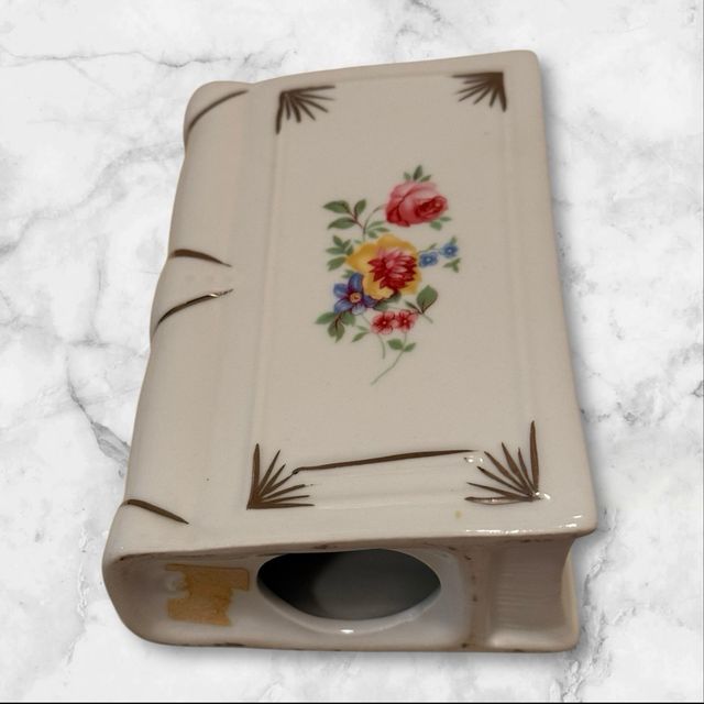 Scatola vintage libro con fiori dorati