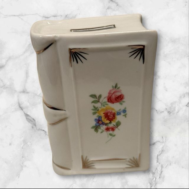 Scatola vintage libro con fiori dorati