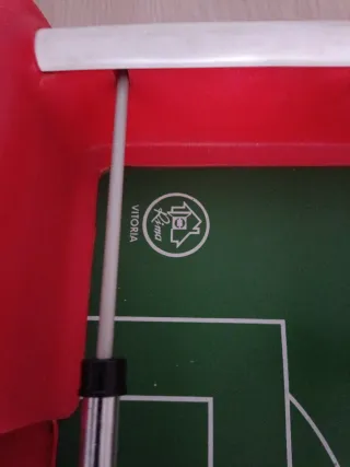 Futbolín de mesa rojo