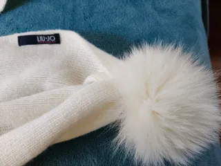 Sciarpa in lana bianco-panna con pon-pon