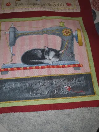 Panel de tela con gatos y costura
