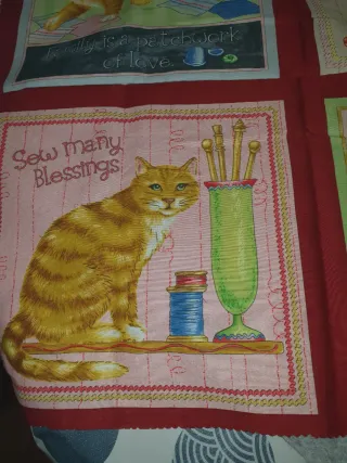 Panel de tela con gatos y costura