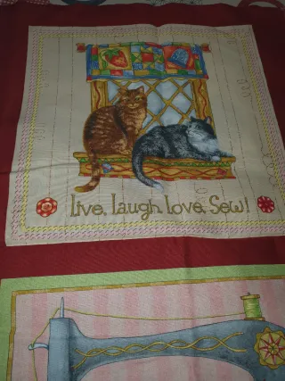 Panel de tela con gatos y costura