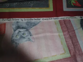 Panel de tela con gatos y costura