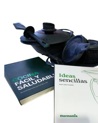 Thermomix TM6 con accesorios y libros
