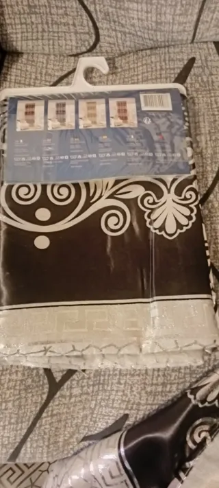 Cortinas opacas grises y blancas