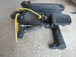 Step con pantalla y bandas elásticas