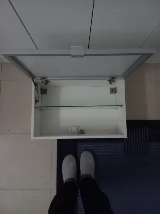 Mueble de baño de Ikea de madera, vidrio y metal