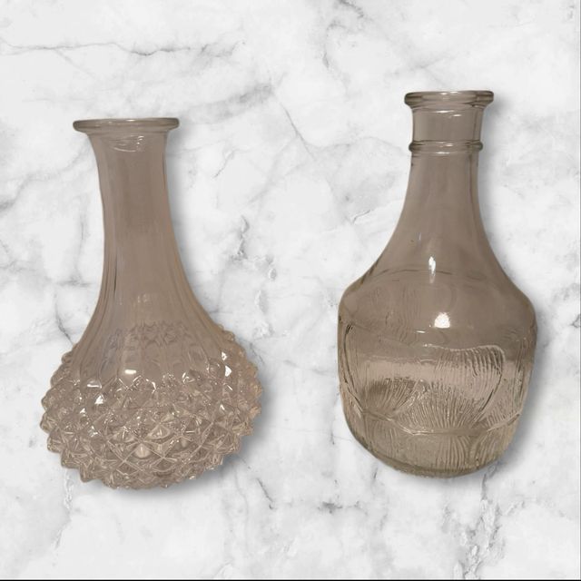 Coppia di bottiglie di vetro decorate