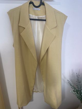 Conjunto chaleco y pantalón amarillo