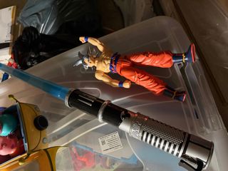 Muñeco Goku y Pistola Láser Luz