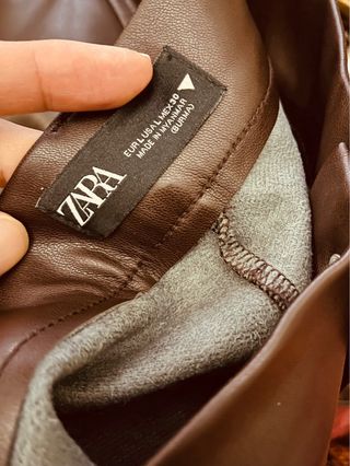 Pantalones efecto cuero marrones