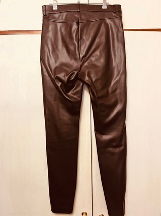 Pantalones efecto cuero marrones