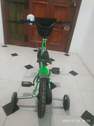 Bicicleta infantil verde como nueva.
