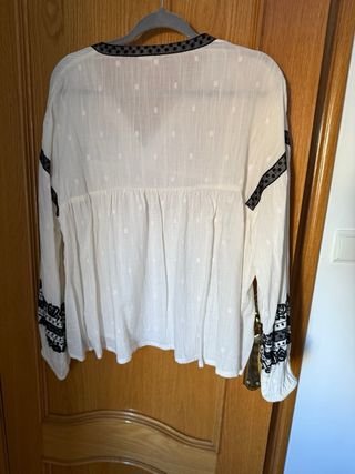 Blusa Springfield blanca con detalles negros