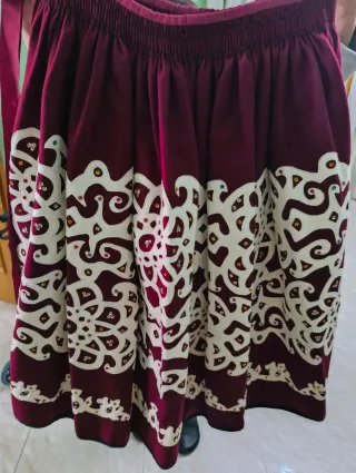 Falda regional morada y blanca,87x290