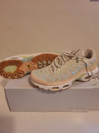 Nike Air Max Plus Beige Pastel Mujer