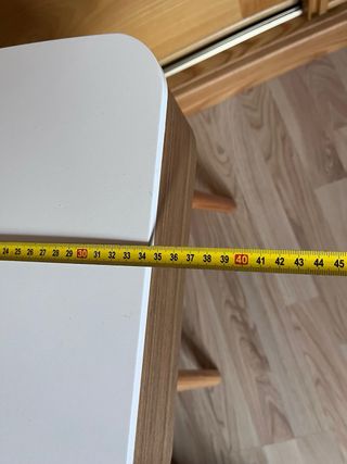 Mesa auxiliar moderna blanca y madera