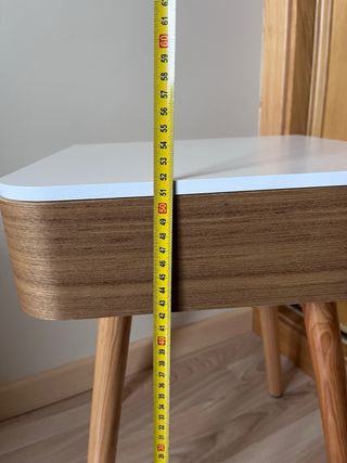 Mesa auxiliar moderna blanca y madera