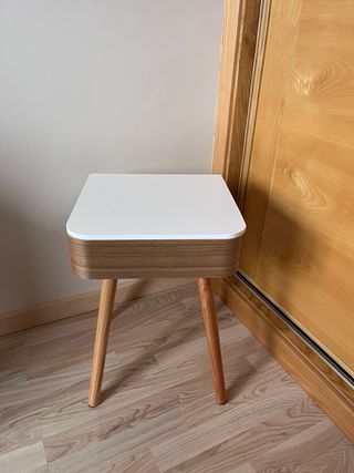 Mesa auxiliar moderna blanca y madera