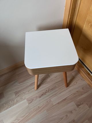 Mesa auxiliar moderna blanca y madera