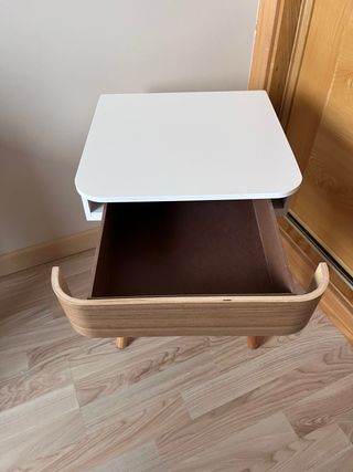 Mesa auxiliar moderna blanca y madera