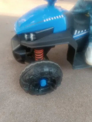 Quad eléctrico infantil casi nuevo