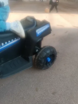 Quad eléctrico infantil casi nuevo