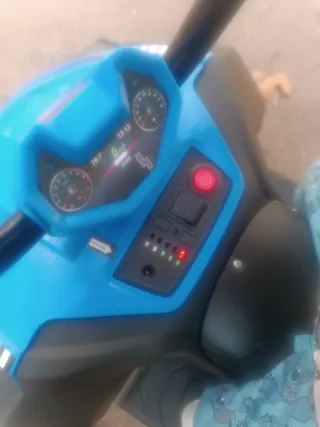 Quad eléctrico infantil casi nuevo