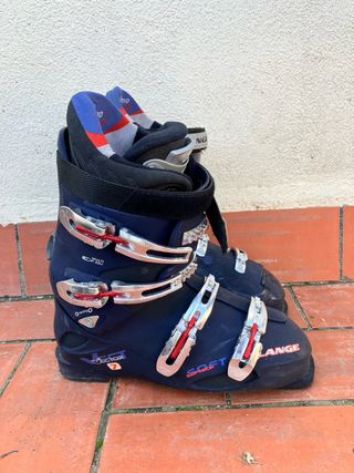 Esquís, palos, botas y cascos diferentes marcas