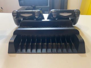 Soporte PS4 con Carga y Juegos