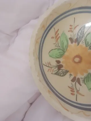Antiguo cuenco pintado a mano