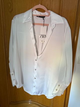 Camisa Zara satinada blanca
