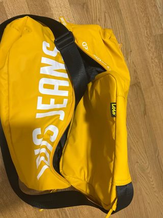 Mochila Lois Jeans y bandolera amarilla