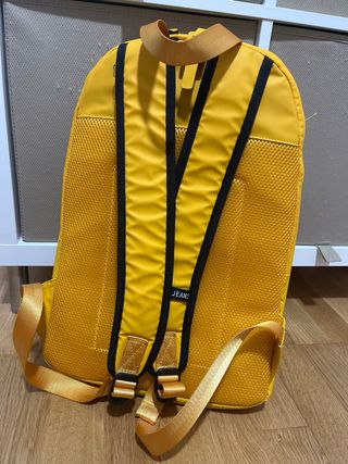 Mochila Lois Jeans y bandolera amarilla