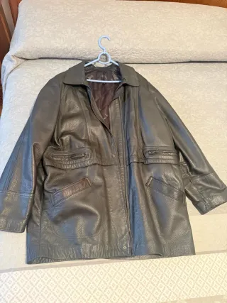 Abrigo de piel negro y marrón