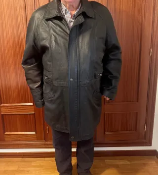 Abrigo de piel negro y marrón